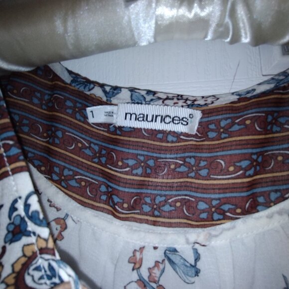 PRETTY FEMINE BLOUSE WITH CUT OUT SLEEVES - Picture 3 of 4